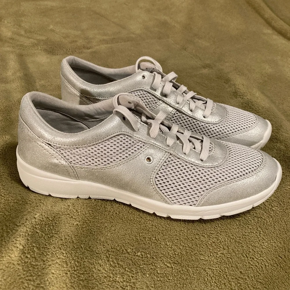 NIB Easy Spirit Gogo Sneaker Size 9M